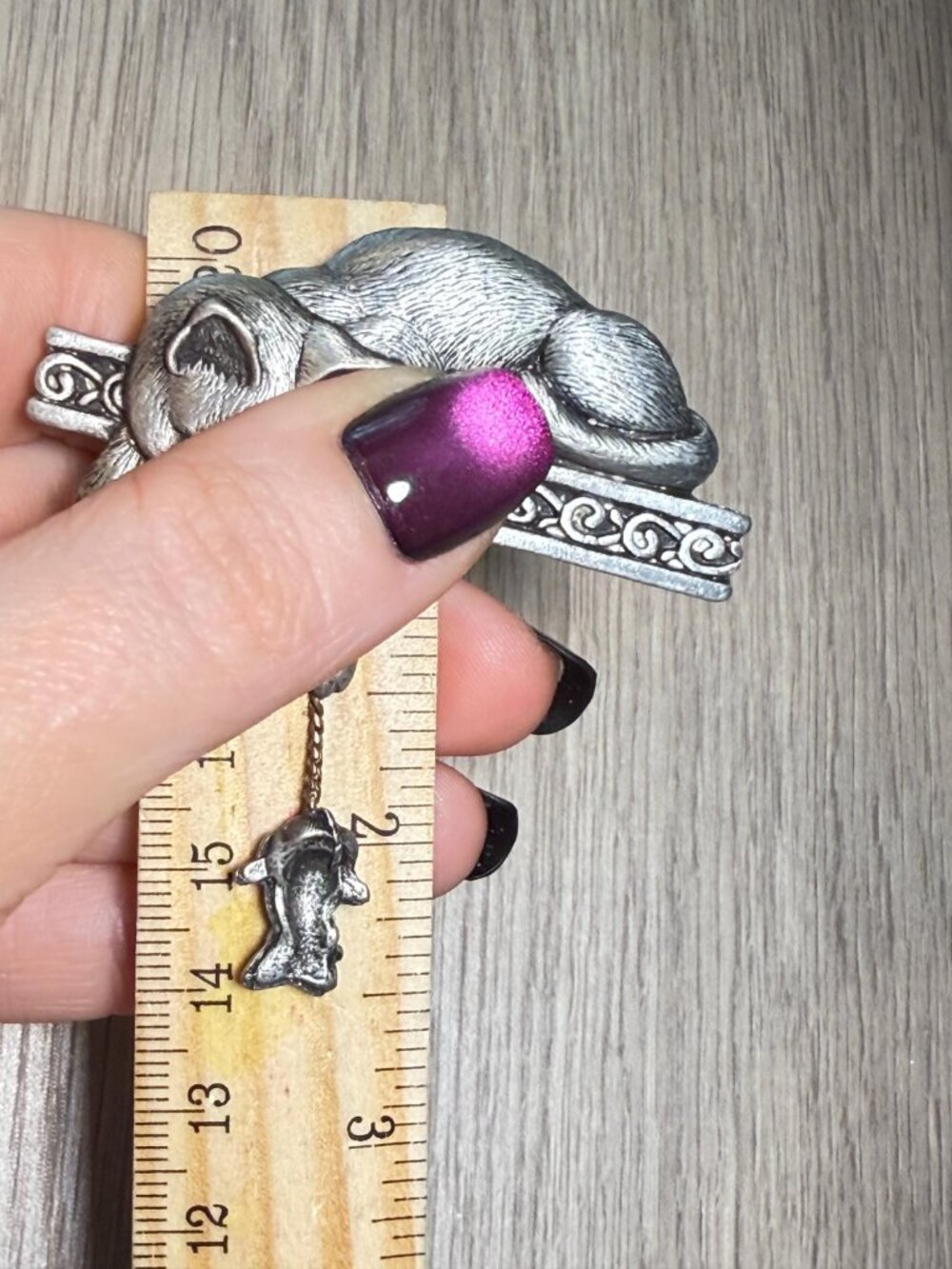 JJ Vintage Sleeping Cat Brooch Dangling Mouse Charm Shelf Pin 2.5” - Picture 7 of 9